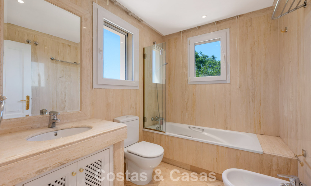 Prachtig, luxe penthouse te koop met 3 slaapkamers in een eerstelijns golfcomplex in Nueva Andalucia, Marbella 783868