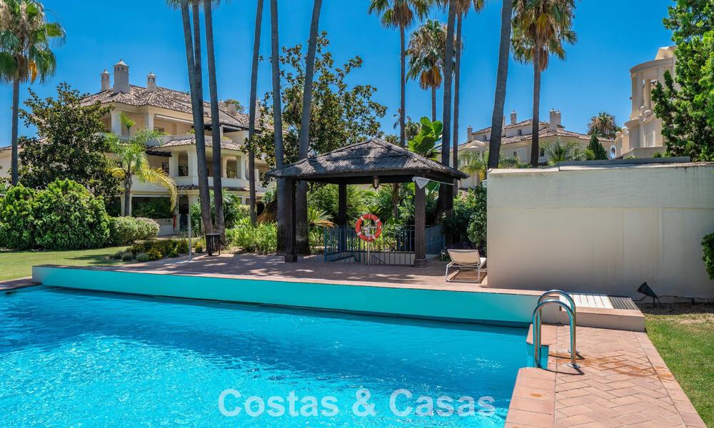 Prachtig, luxe penthouse te koop met 3 slaapkamers in een eerstelijns golfcomplex in Nueva Andalucia, Marbella 783884