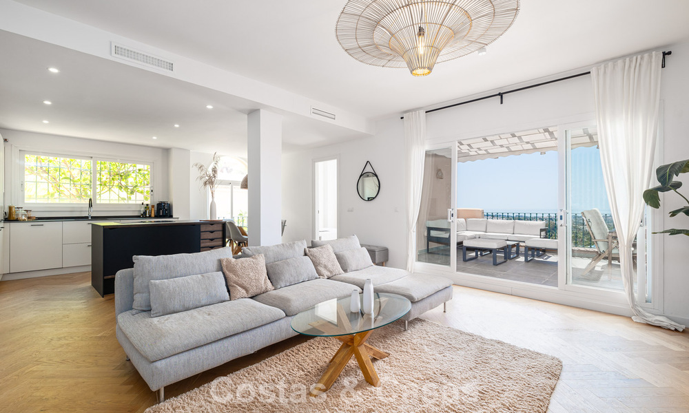 Opportuniteit! 3-slaapkamer luxe penthouse met panoramisch zeezicht te koop in Nueva Andalucia’s golfvallei, Marbella 783324