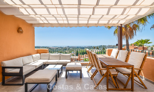 Opportuniteit! 3-slaapkamer luxe penthouse met panoramisch zeezicht te koop in Nueva Andalucia’s golfvallei, Marbella 783325