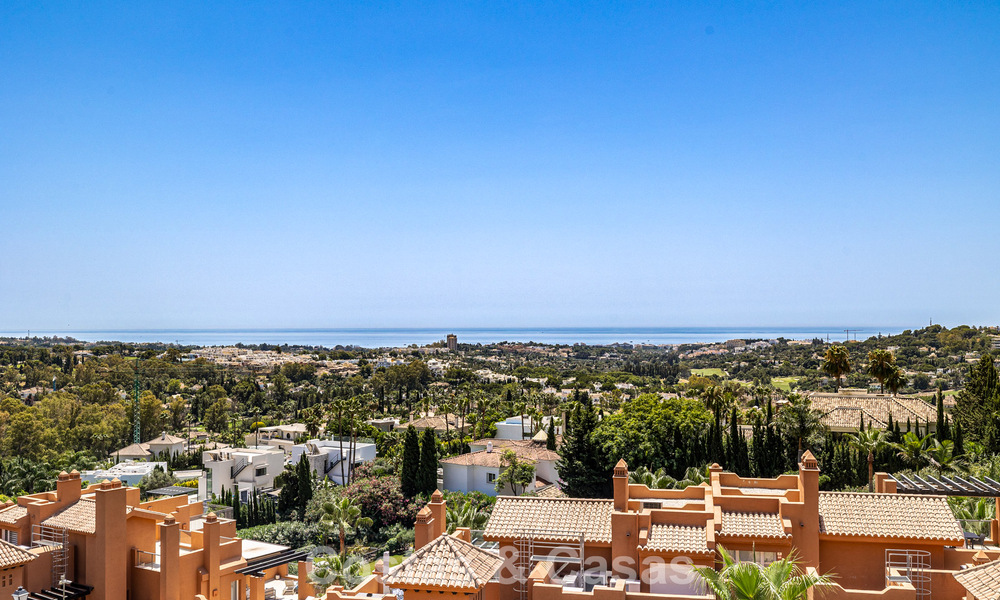 Opportuniteit! 3-slaapkamer luxe penthouse met panoramisch zeezicht te koop in Nueva Andalucia’s golfvallei, Marbella 783346