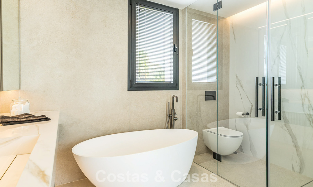 Instapklare, gemoderniseerde luxevilla te koop in het hart van Nueva Andalucia, Marbella 784105