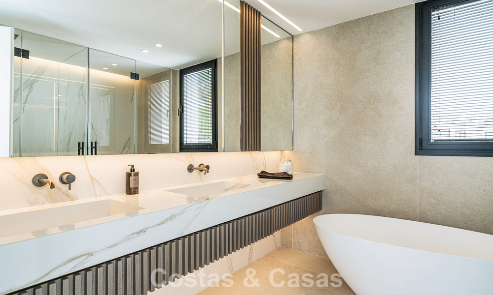 Instapklare, gemoderniseerde luxevilla te koop in het hart van Nueva Andalucia, Marbella 784106