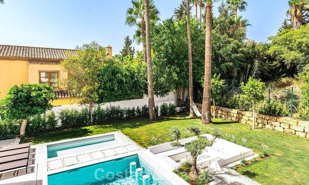 Instapklare, gemoderniseerde luxevilla te koop in het hart van Nueva Andalucia, Marbella 784107
