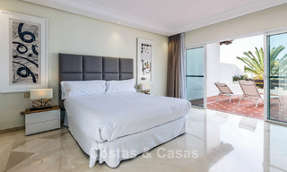 Duplex penthouse te koop met zeezicht in een eerstelijns strandcomplex op loopafstand van Puerto Banus, Marbella 784159 