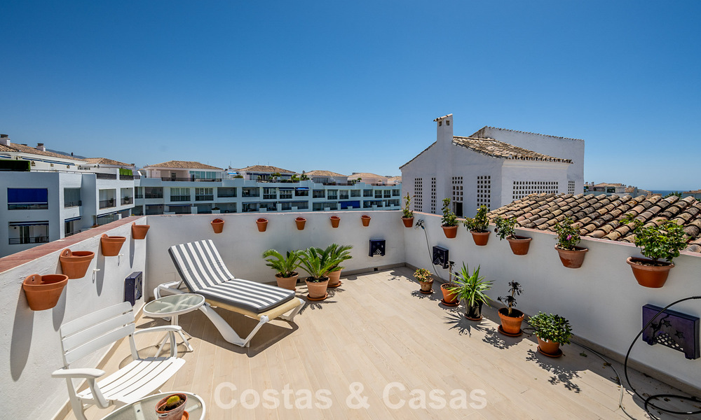 Exclusief penthouse met panoramische uitzichten te koop in het hartje van Puerto Banus, Marbella 784206