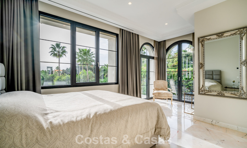 Indrukwekkende villa met authentieke architectuur en zeezicht te koop in Sierra Blanca op Marbella’s Golden Mile 784622