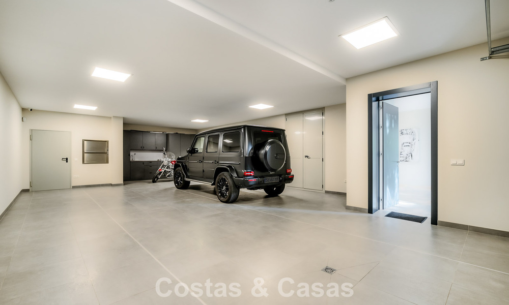 Indrukwekkende villa met authentieke architectuur en zeezicht te koop in Sierra Blanca op Marbella’s Golden Mile 784623