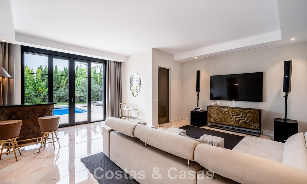 Indrukwekkende villa met authentieke architectuur en zeezicht te koop in Sierra Blanca op Marbella’s Golden Mile 784626