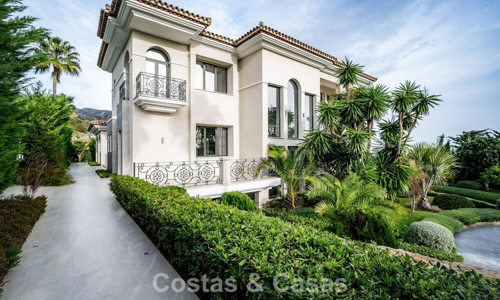 Indrukwekkende villa met authentieke architectuur en zeezicht te koop in Sierra Blanca op Marbella’s Golden Mile 784630