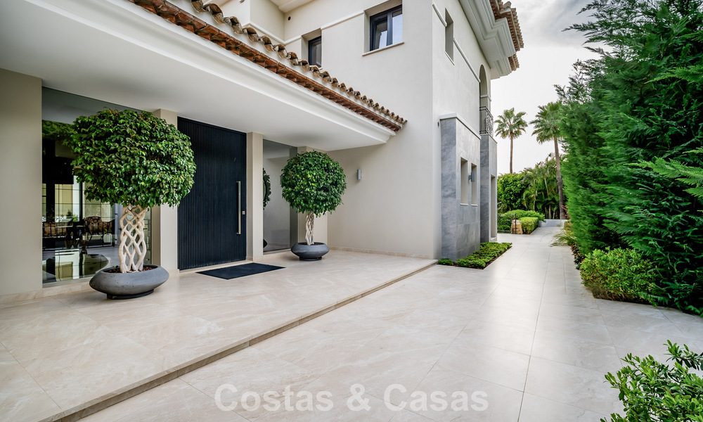 Indrukwekkende villa met authentieke architectuur en zeezicht te koop in Sierra Blanca op Marbella’s Golden Mile 784631