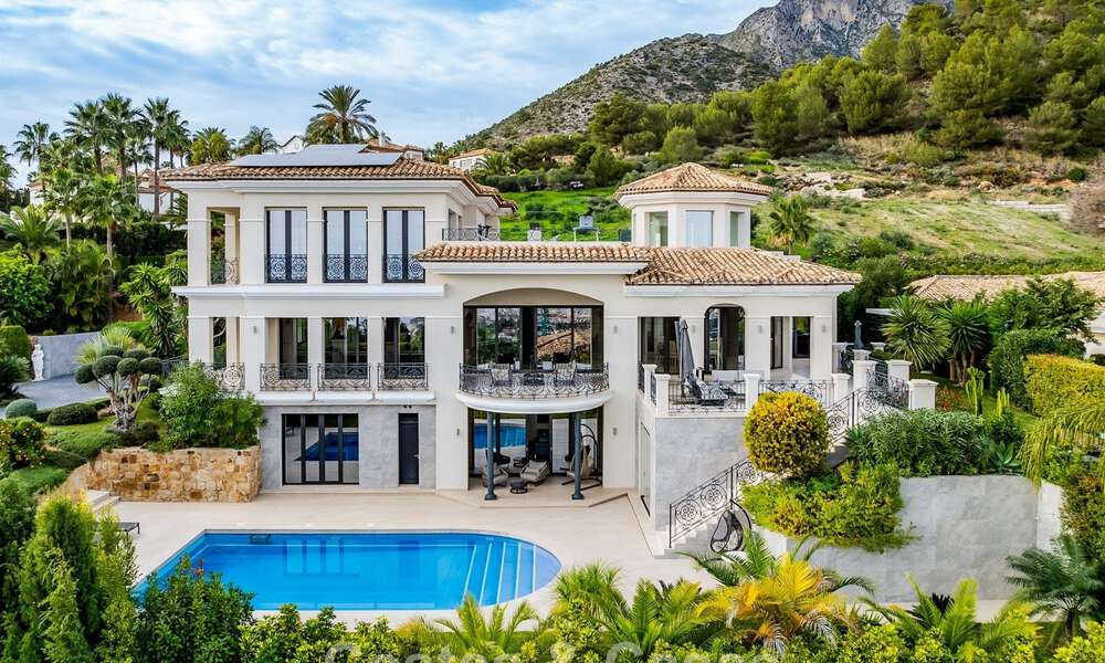 Indrukwekkende villa met authentieke architectuur en zeezicht te koop in Sierra Blanca op Marbella’s Golden Mile 784633