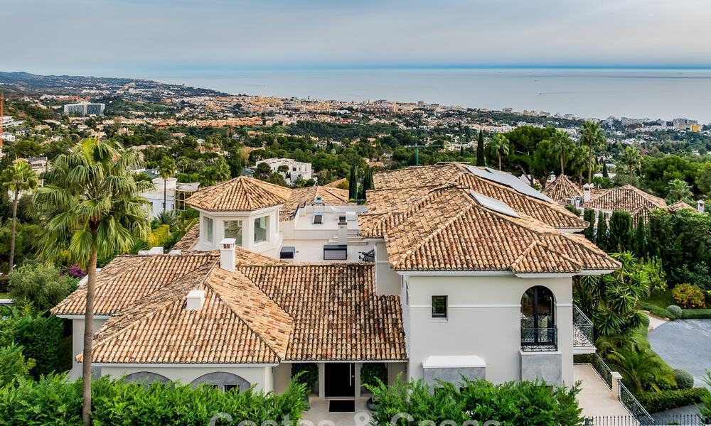 Indrukwekkende villa met authentieke architectuur en zeezicht te koop in Sierra Blanca op Marbella’s Golden Mile 784635