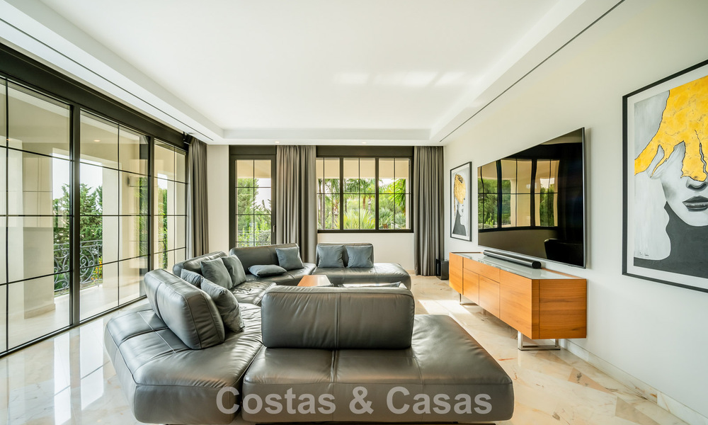 Indrukwekkende villa met authentieke architectuur en zeezicht te koop in Sierra Blanca op Marbella’s Golden Mile 784636