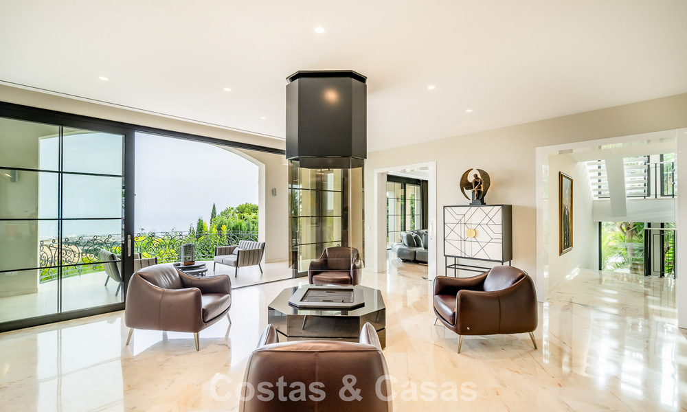 Indrukwekkende villa met authentieke architectuur en zeezicht te koop in Sierra Blanca op Marbella’s Golden Mile 784639