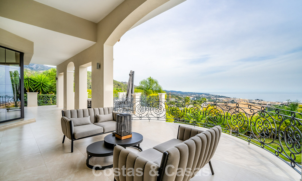 Indrukwekkende villa met authentieke architectuur en zeezicht te koop in Sierra Blanca op Marbella’s Golden Mile 784640