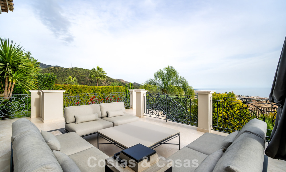 Indrukwekkende villa met authentieke architectuur en zeezicht te koop in Sierra Blanca op Marbella’s Golden Mile 784641
