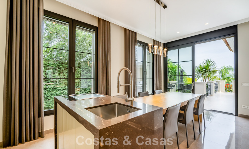 Indrukwekkende villa met authentieke architectuur en zeezicht te koop in Sierra Blanca op Marbella’s Golden Mile 784644