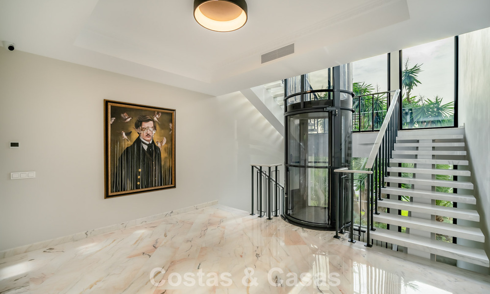 Indrukwekkende villa met authentieke architectuur en zeezicht te koop in Sierra Blanca op Marbella’s Golden Mile 784648