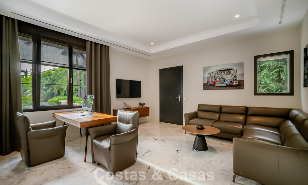 Indrukwekkende villa met authentieke architectuur en zeezicht te koop in Sierra Blanca op Marbella’s Golden Mile 784649