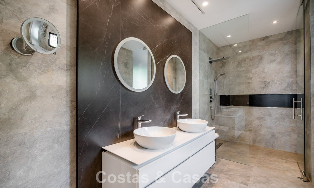 Indrukwekkende villa met authentieke architectuur en zeezicht te koop in Sierra Blanca op Marbella’s Golden Mile 784653