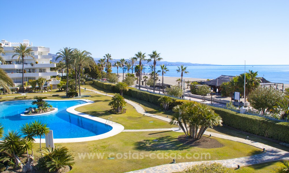 Penthouse te koop eerstelijnsstrand met schitterend zeezicht in Puerto Banus, Marbella 784787