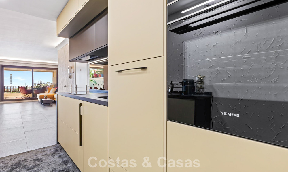 Gemoderniseerd luxe appartement met panoramische zeezicht te koop in Golfresort te Marbella - Benahavis 784835