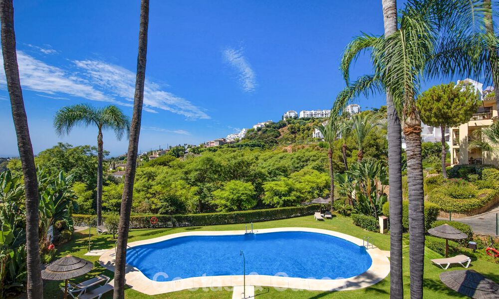 Gemoderniseerd luxe appartement met panoramische zeezicht te koop in Golfresort te Marbella - Benahavis 784842