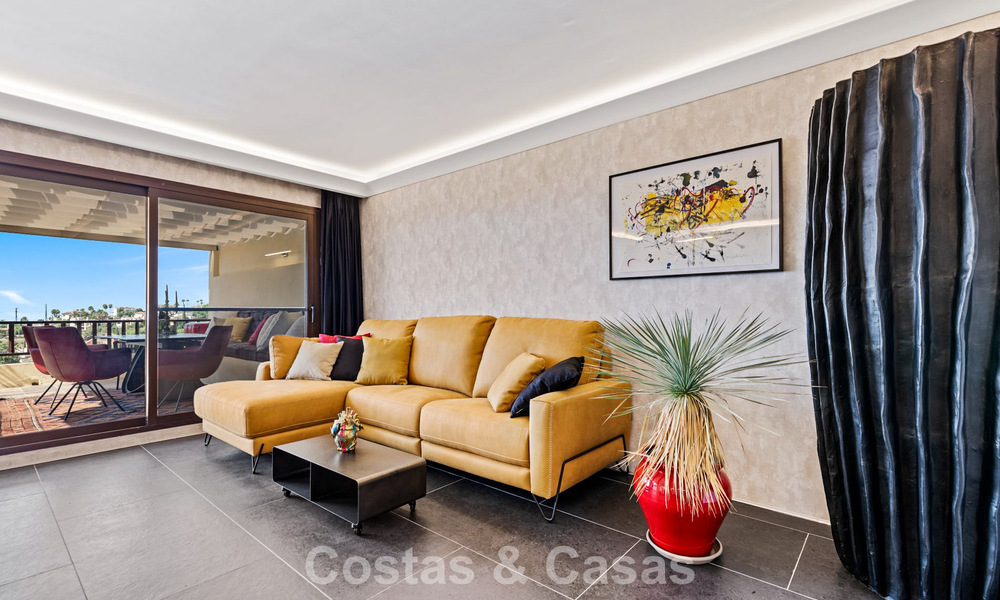 Gemoderniseerd luxe appartement met panoramische zeezicht te koop in Golfresort te Marbella - Benahavis 784845