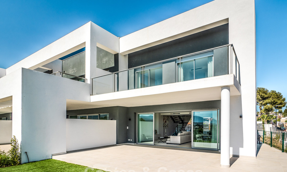 Halfvrijstaande luxevilla met golf-, berg- en zeezicht te koop dicht bij voorzieningen in Guadalmina en San Pedro, Marbella 784897