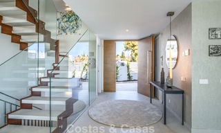 Halfvrijstaande luxevilla met golf-, berg- en zeezicht te koop dicht bij voorzieningen in Guadalmina en San Pedro, Marbella 784900 