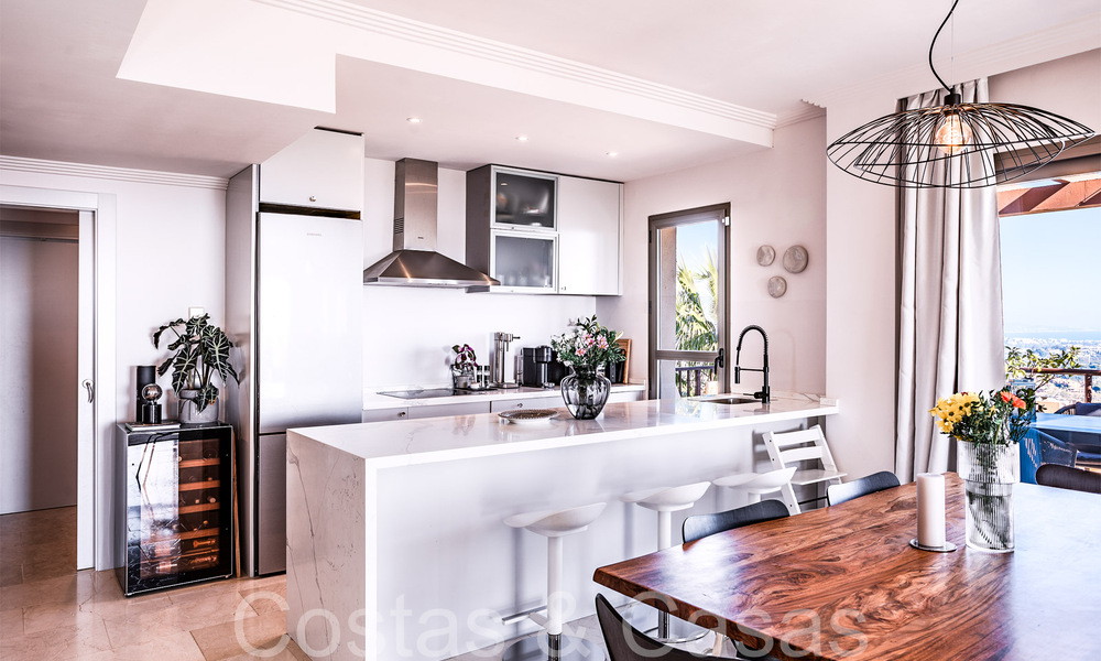 Instapklaar, luxe penthouse met panoramische zichten op golf, zee en bergen te koop in Benahavis - Marbella 784804