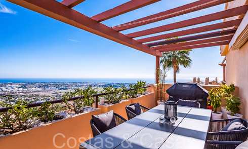 Instapklaar, luxe penthouse met panoramische zichten op golf, zee en bergen te koop in Benahavis - Marbella 784819
