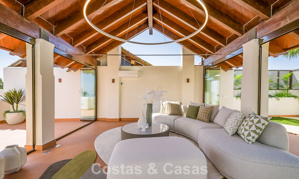 Luxe penthouse met zeezicht te koop in een gated strandcomplex op de New Golden Mile tussen Marbella en Estepona 785021
