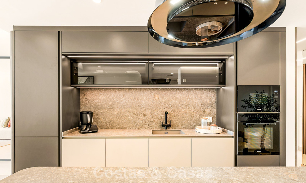 Luxe penthouse met zeezicht te koop in een gated strandcomplex op de New Golden Mile tussen Marbella en Estepona 785025
