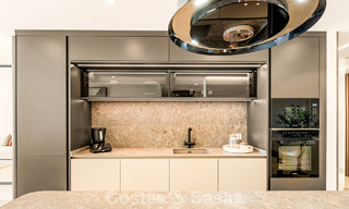 Luxe penthouse met zeezicht te koop in een gated strandcomplex op de New Golden Mile tussen Marbella en Estepona 785025 