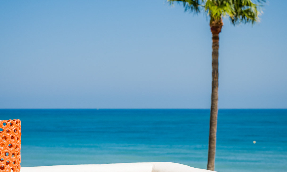 Luxe penthouse met zeezicht te koop in een gated strandcomplex op de New Golden Mile tussen Marbella en Estepona 785032