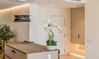 Luxe penthouse met zeezicht te koop in een gated strandcomplex op de New Golden Mile tussen Marbella en Estepona 785033 