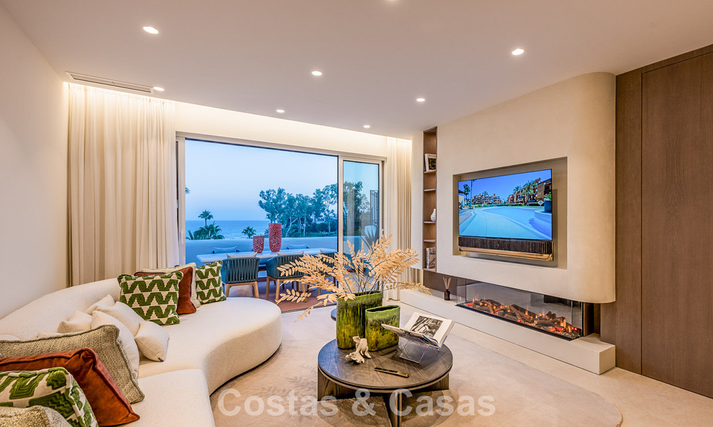 Luxe penthouse met zeezicht te koop in een gated strandcomplex op de New Golden Mile tussen Marbella en Estepona 785035
