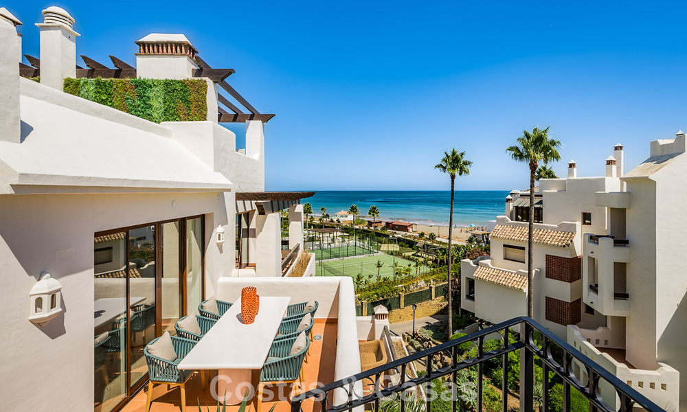 Luxe penthouse met zeezicht te koop in een gated strandcomplex op de New Golden Mile tussen Marbella en Estepona 785036