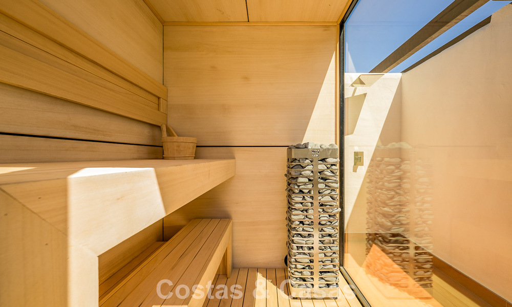 Luxe penthouse met zeezicht te koop in een gated strandcomplex op de New Golden Mile tussen Marbella en Estepona 785038