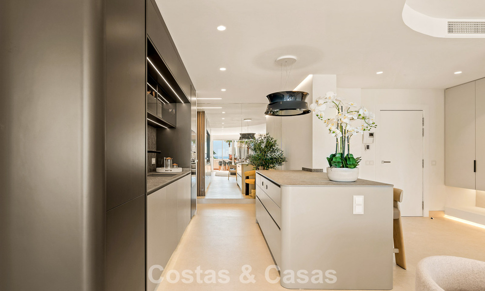 Luxe penthouse met zeezicht te koop in een gated strandcomplex op de New Golden Mile tussen Marbella en Estepona 785040