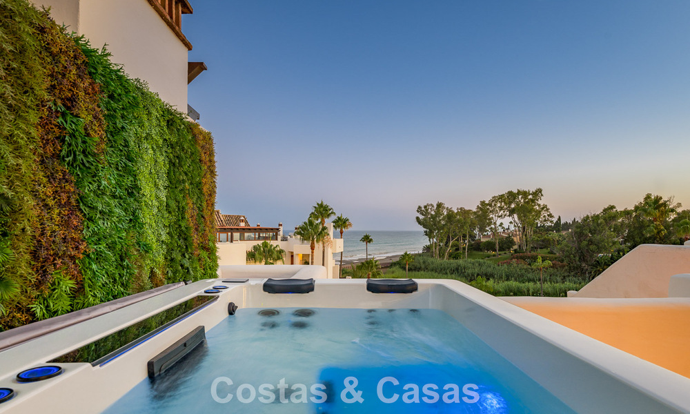 Luxe penthouse met zeezicht te koop in een gated strandcomplex op de New Golden Mile tussen Marbella en Estepona 785042