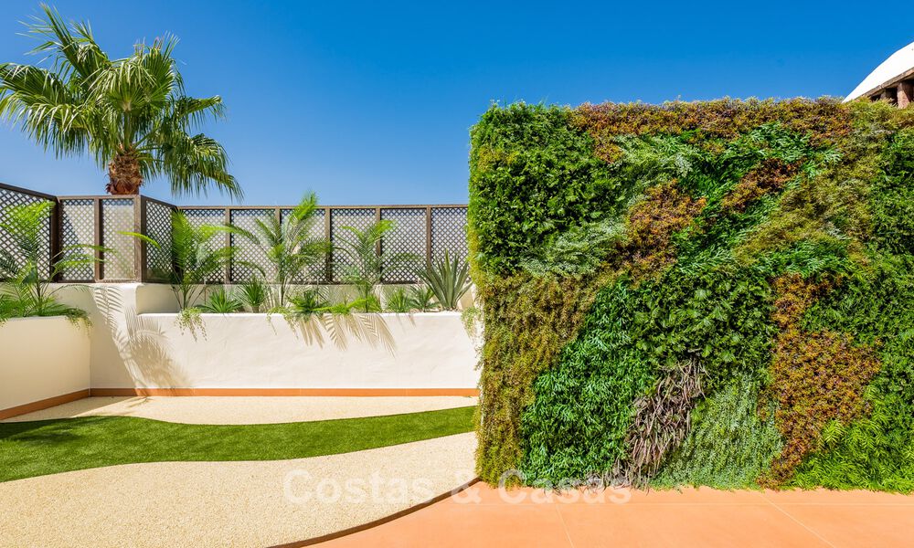 Luxe penthouse met zeezicht te koop in een gated strandcomplex op de New Golden Mile tussen Marbella en Estepona 785043