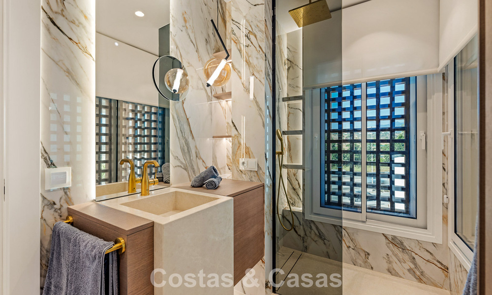 Luxe penthouse met zeezicht te koop in een gated strandcomplex op de New Golden Mile tussen Marbella en Estepona 785044