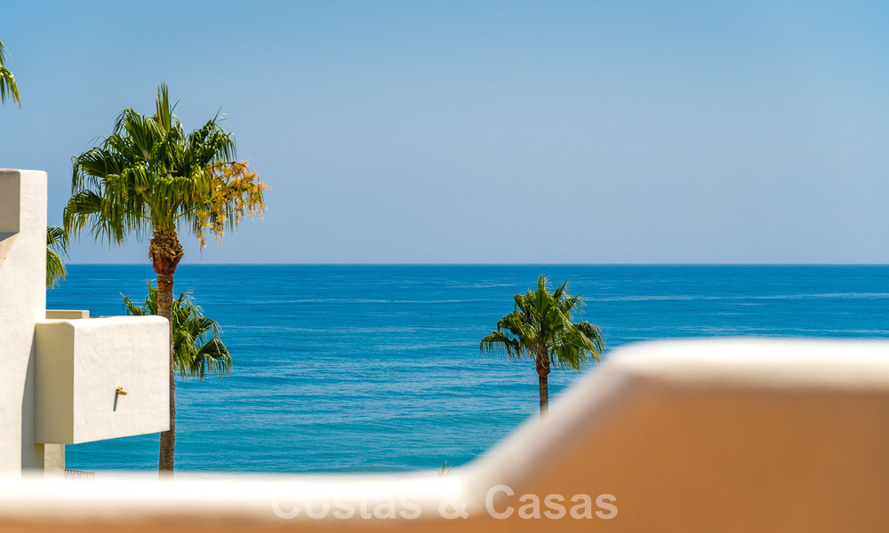 Luxe penthouse met zeezicht te koop in een gated strandcomplex op de New Golden Mile tussen Marbella en Estepona 785049