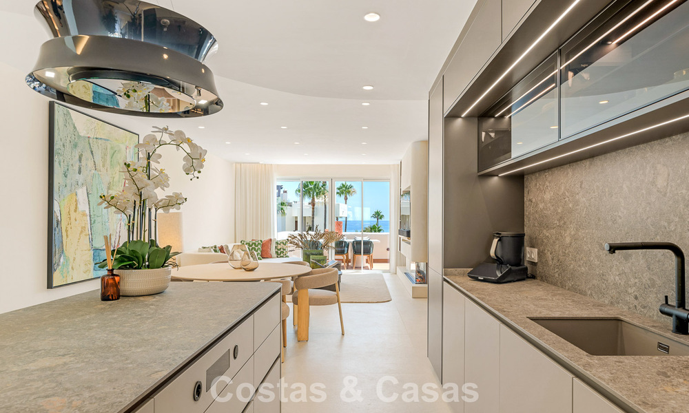 Luxe penthouse met zeezicht te koop in een gated strandcomplex op de New Golden Mile tussen Marbella en Estepona 785051