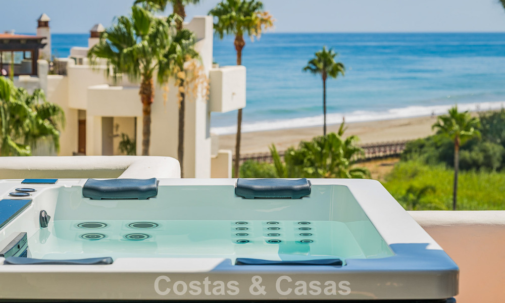 Luxe penthouse met zeezicht te koop in een gated strandcomplex op de New Golden Mile tussen Marbella en Estepona 785063
