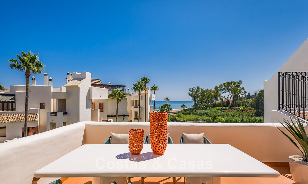 Luxe penthouse met zeezicht te koop in een gated strandcomplex op de New Golden Mile tussen Marbella en Estepona 785068