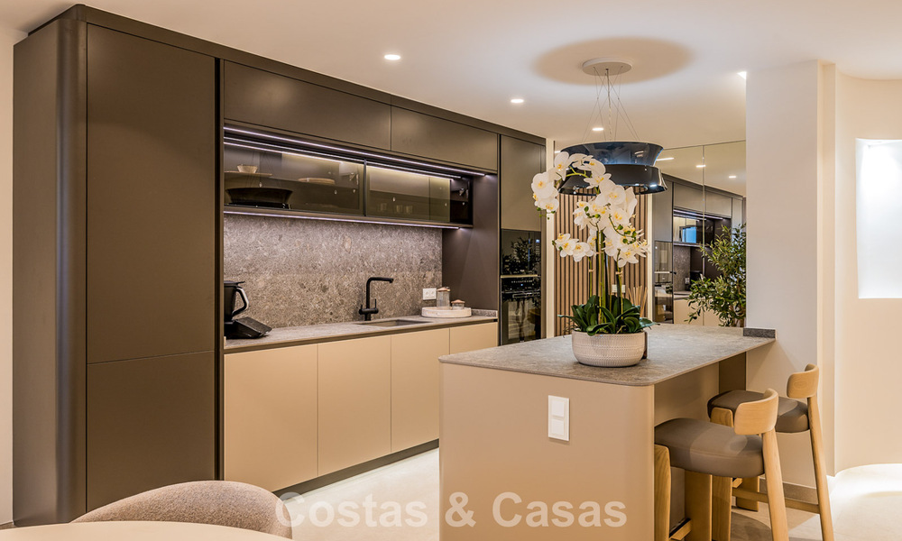 Luxe penthouse met zeezicht te koop in een gated strandcomplex op de New Golden Mile tussen Marbella en Estepona 785070